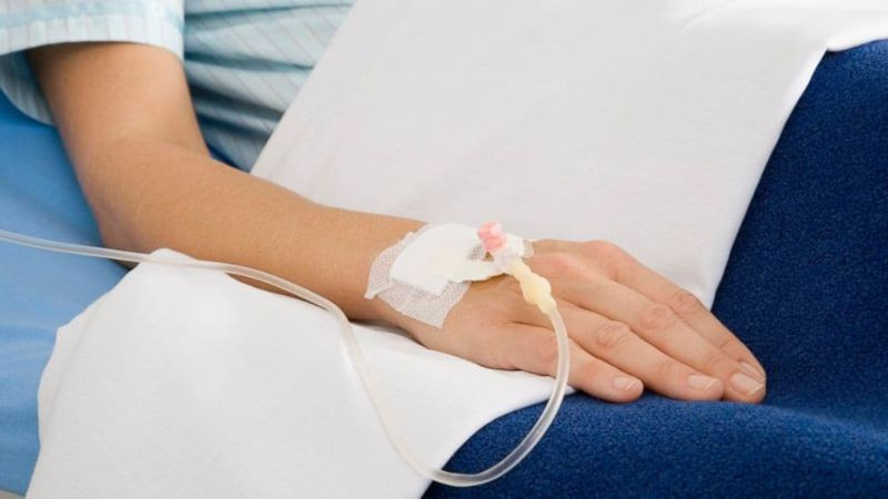 Hình ảnh bệnh nhân nghỉ ngơi trong khi truyền nước