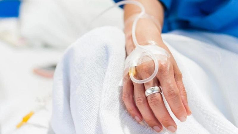 Hình ảnh bệnh nhân ngồi theo dõi quá trình truyền nước