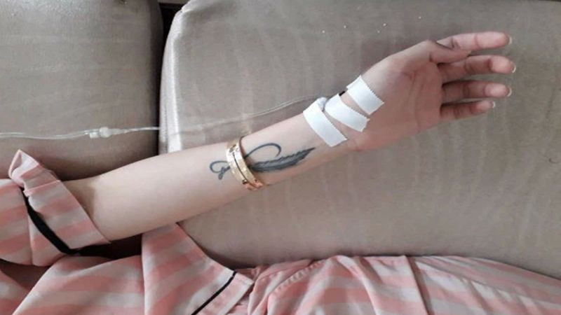 Hình ảnh bệnh nhân nữ đang truyền nước