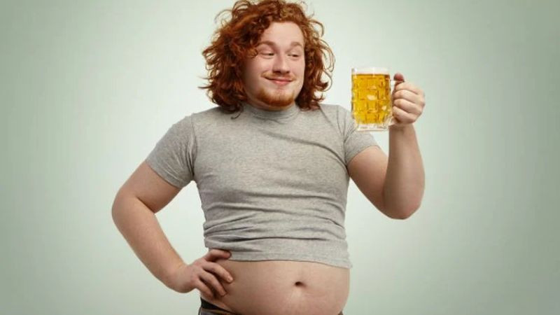 Hình ảnh biếm họa về ảnh hưởng tiêu cực của uống rượu bia đến sức khỏe tinh thần