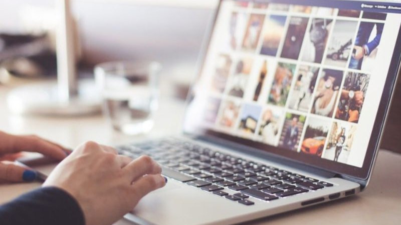 Hình ảnh biểu tượng cảnh báo nội dung NSFW phổ biến trên internet