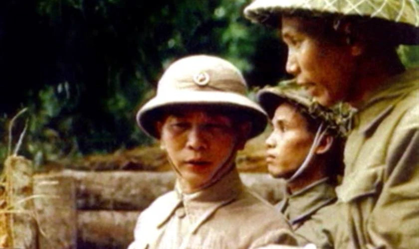 Hình ảnh bộ đội Việt Minh diễu binh mừng chiến thắng Điện Biên Phủ được phục dựng màu