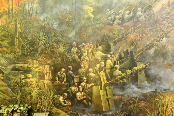 Hình ảnh bộ đội Việt Nam trong tư thế chủ động tấn công và phản công quân địch tại Điện Biên Phủ