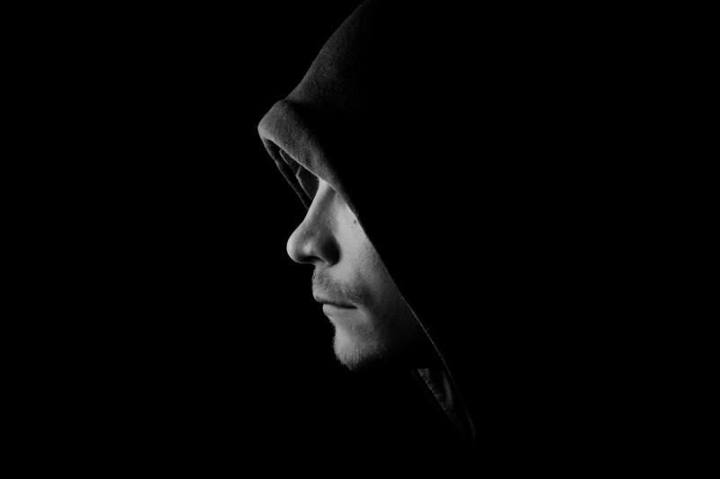 Hình ảnh bóng đêm tạo nên không khí bí ẩn