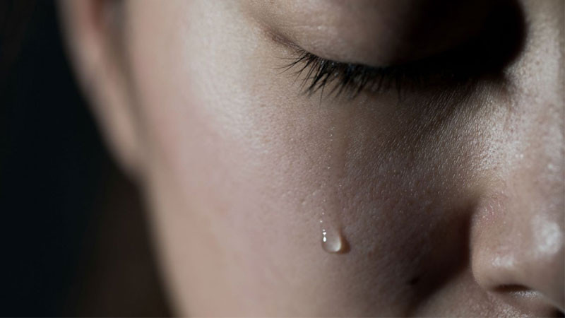 Hình ảnh buồn khóc vì tình yêu tan vỡ, thể hiện nỗi đau