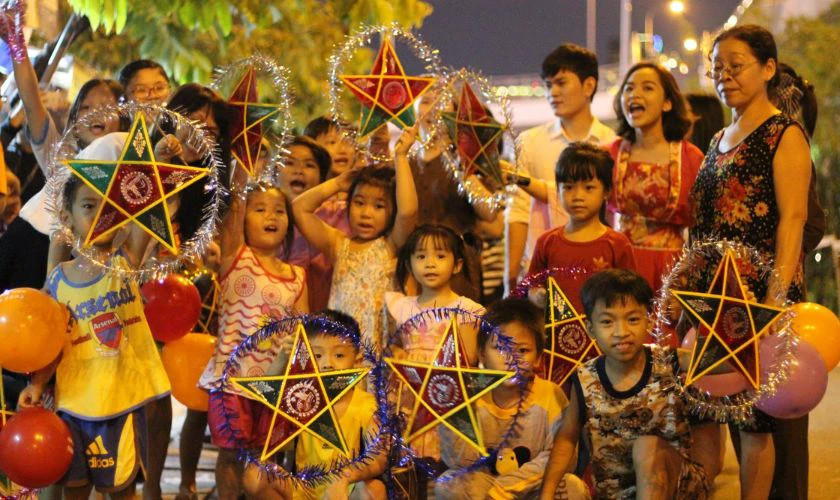 Hình ảnh cả gia đình cùng nhau cầm đèn lồng đi rước đèn đêm Trung Thu