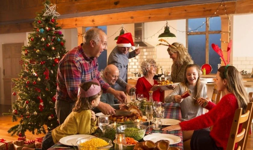 Hình ảnh cả gia đình quây quần bên bàn ăn trong đêm Noel