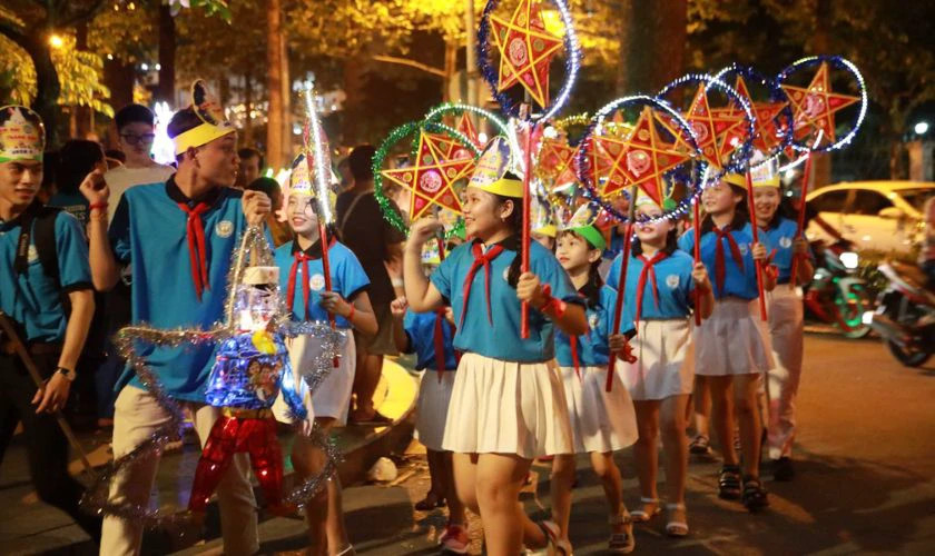 Hình ảnh các em nhỏ hân hoan đi rước đèn trên phố đêm Trung Thu