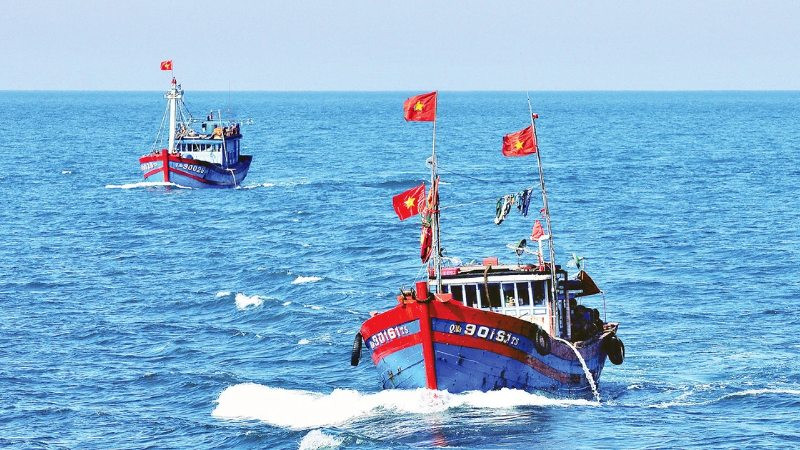 Hình ảnh các tàu thương mại di chuyển trên Biển Đông, thể hiện tầm quan trọng của tuyến đường hàng hải