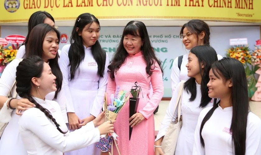 Hình ảnh cảm động giữa cô giáo và học sinh ngày 20/11