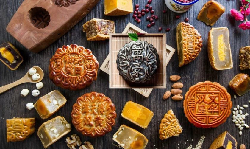 Hình ảnh cận cảnh chiếc bánh Trung Thu nướng truyền thống với họa tiết đẹp mắt