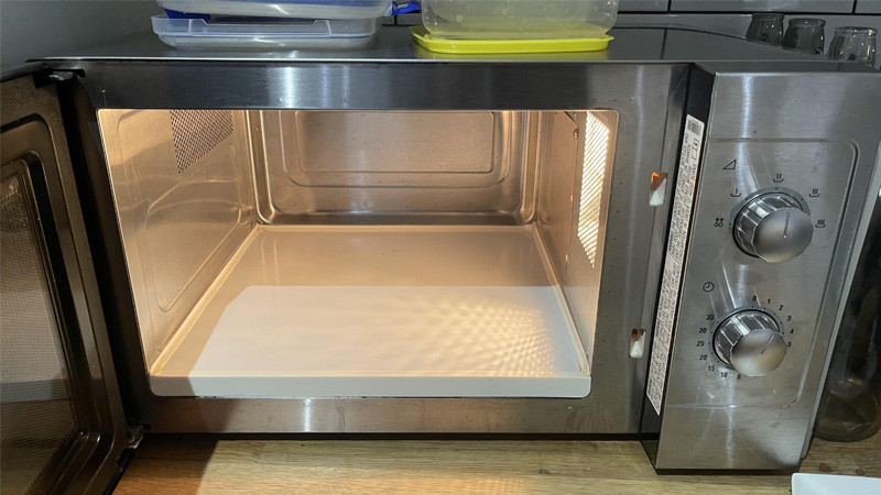 Hình ảnh cận cảnh khoang lò vi sóng với đĩa xoay bên trong, minh họa cấu tạo buồng nấu