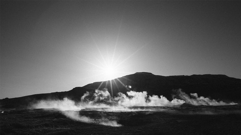 Hình ảnh cảnh buồn trắng đen một chiếc thuyền cô độc trên biển