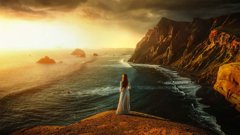 Hình ảnh cảnh buồn về cuộc sống một người phụ nữ ngồi trên bậc thềm