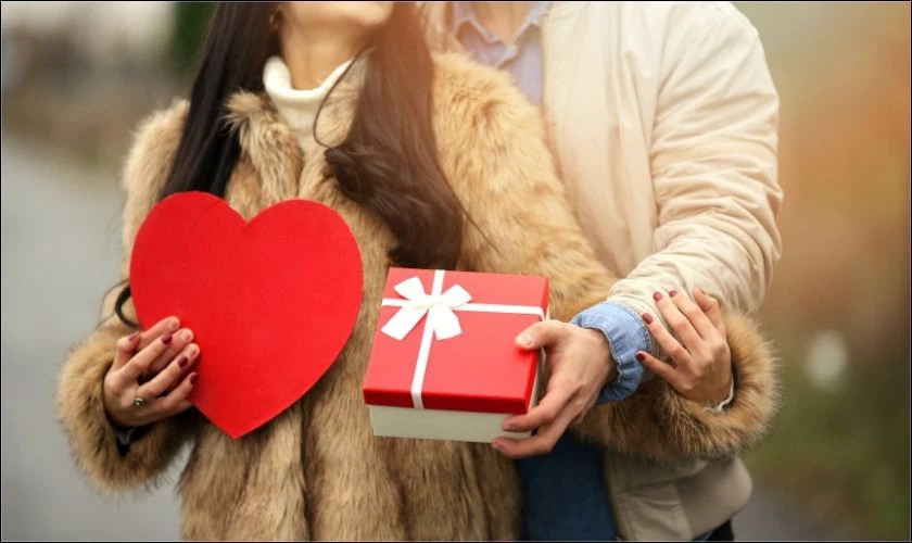 Hình ảnh cặp đôi lãng mạn nhìn nhau chào mừng ngày Valentine