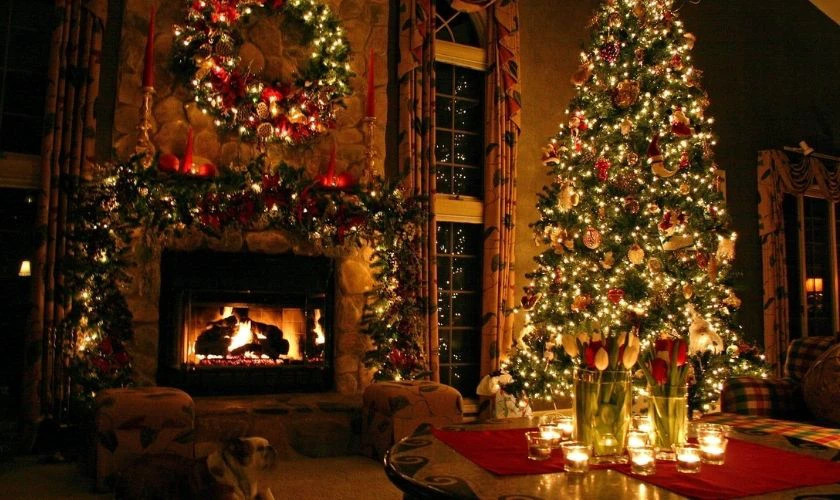 Hình ảnh cây thông Giáng sinh được chiếu sáng rực rỡ bên cạnh lò sưởi