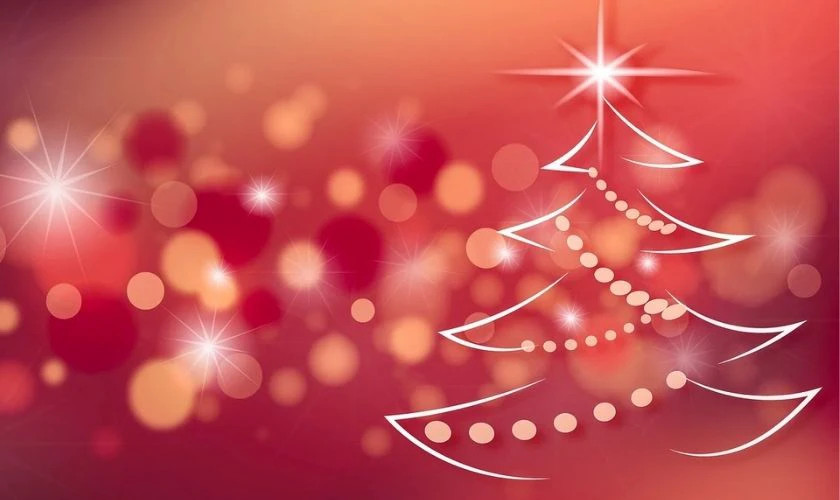 Hình ảnh cây thông Giáng sinh được trang trí dày đặc bằng đèn vàng ấm áp