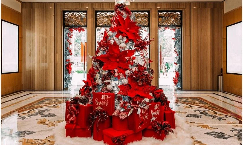 Hình ảnh cây thông Noel cao lớn được trang trí với rất nhiều hộp quà dưới gốc