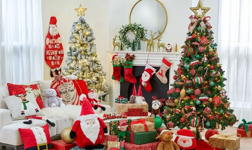Hình ảnh cây thông Noel được trang trí bằng những món quà nhỏ và dây ruy băng