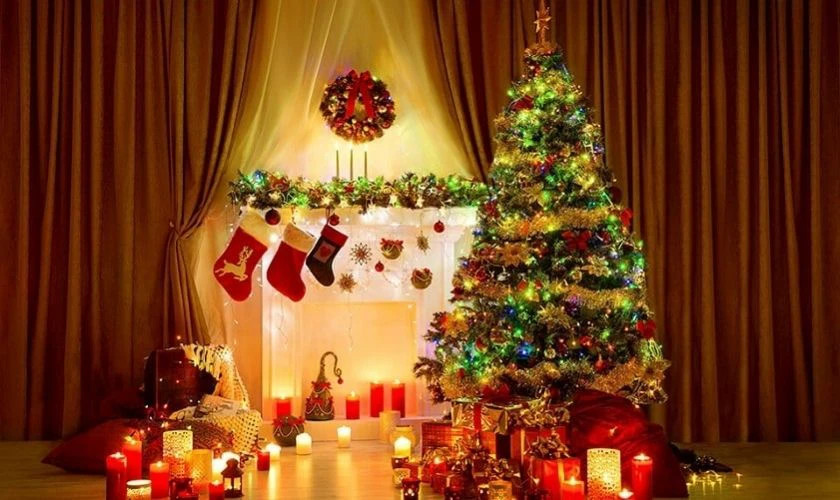 Hình ảnh cây thông Noel được trang trí lộng lẫy với nhiều ánh đèn và đồ trang trí
