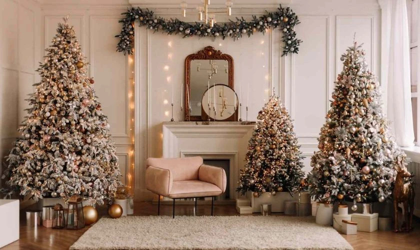 Hình ảnh cây thông Noel được trang trí theo tông màu trắng và bạc, tạo cảm giác sang trọng