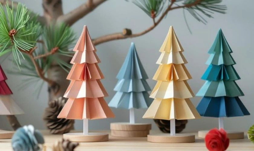 Hình ảnh cây thông Noel làm từ giấy màu xanh lá cây xếp lớp
