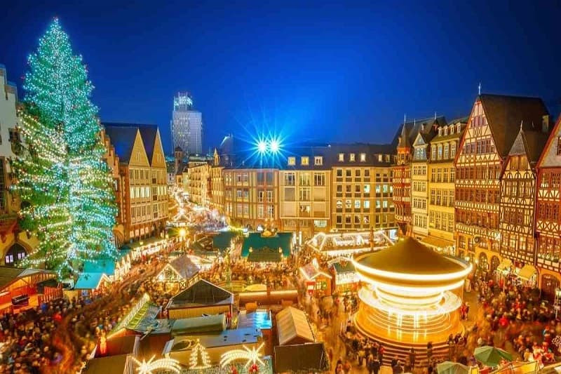 Hình ảnh cây thông Noel với thiết kế hiện đại và độc đáo