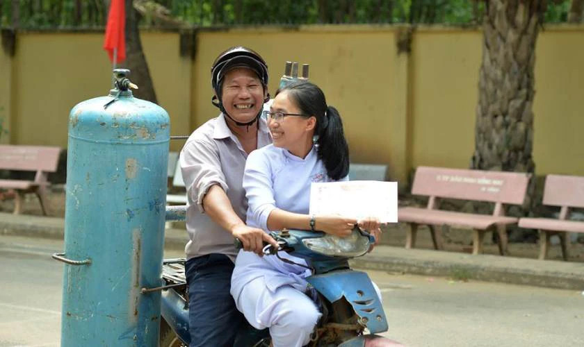 Hình ảnh cha con vui vẻ trên đường đến trường