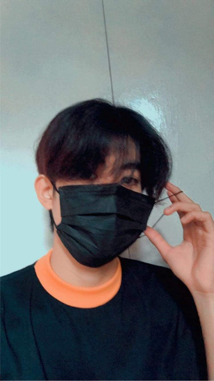 Hình ảnh chàng trai đeo khẩu trang với vẻ mặt u sầu