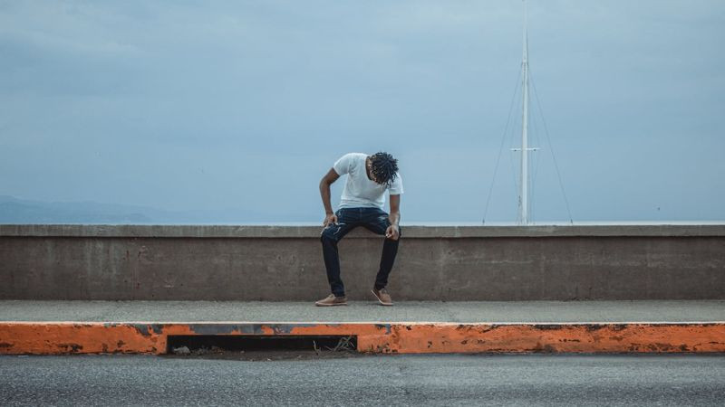 Hình ảnh chàng trai gục ngã, thể hiện sự đau khổ và đơn độc