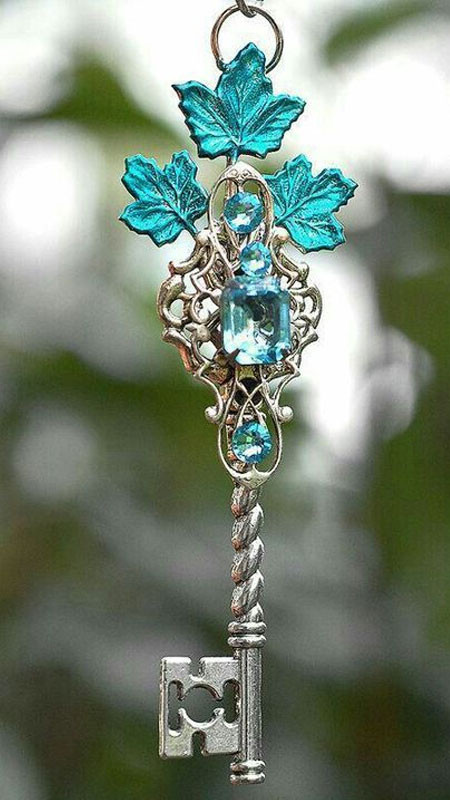 Hình ảnh chiếc chìa khóa vàng lấp lánh trên nền tối, tượng trưng cho cơ hội quý giá