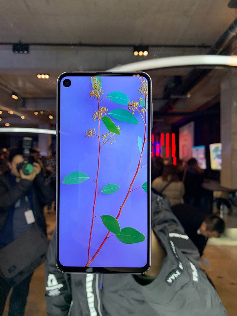 Hình ảnh chiếc smartphone Samsung Galaxy A8s với màn hình Infinity-O 'nốt ruồi'