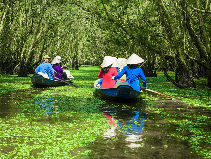 Hình ảnh chiếc thuyền nhỏ trên sông vào buổi chiều tà, mang vẻ đẹp lãng mạn và &quot;chill&quot;