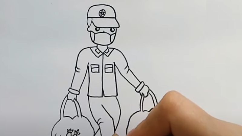 Hình ảnh chú bộ đội chống dịch đi chợ hộ