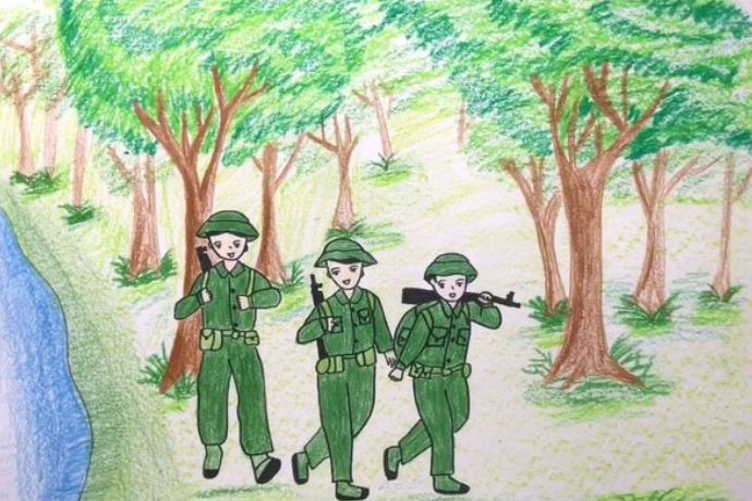 Hình ảnh chú bộ đội nghỉ ngơi trong lúc hành quân