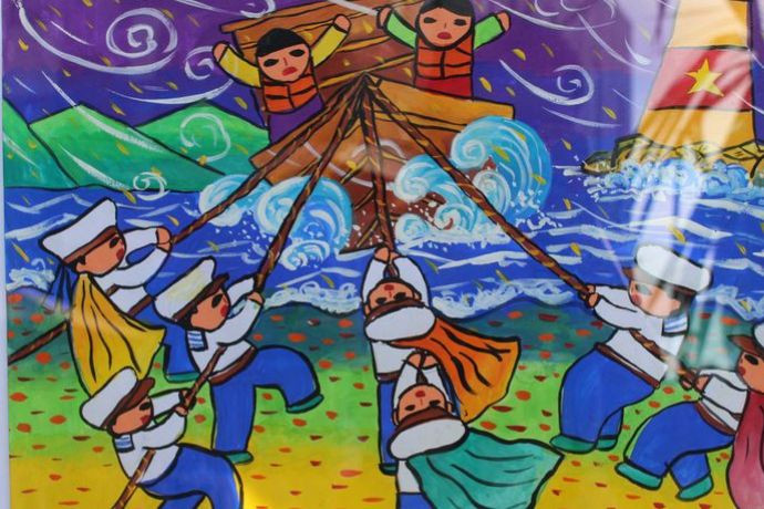 Hình ảnh chú bộ đội xây dựng trường học cho trẻ em