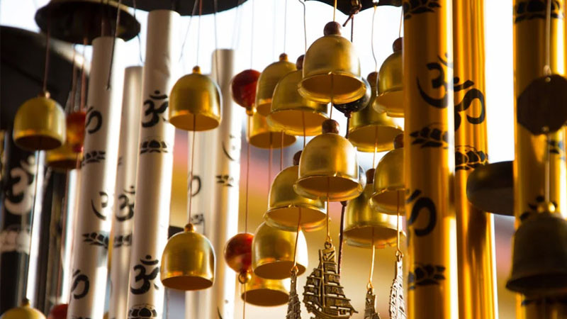 Hình ảnh chuông gió bằng kim loại đơn giản, âm thanh trầm ấm