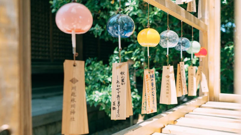 Hình ảnh chuông gió truyền thống của Nhật Bản (Furin) với giấy trang trí