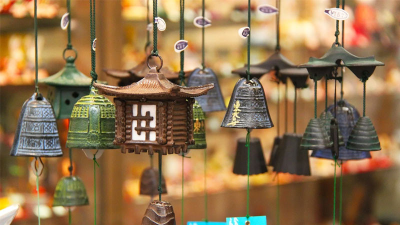 Hình ảnh chuông gió với các họa tiết trừu tượng, phù hợp làm hình nền nghệ thuật