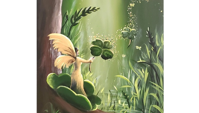 Hình ảnh cỏ 4 lá trên nền gỗ mục, thể hiện sự trường tồn qua thời gian