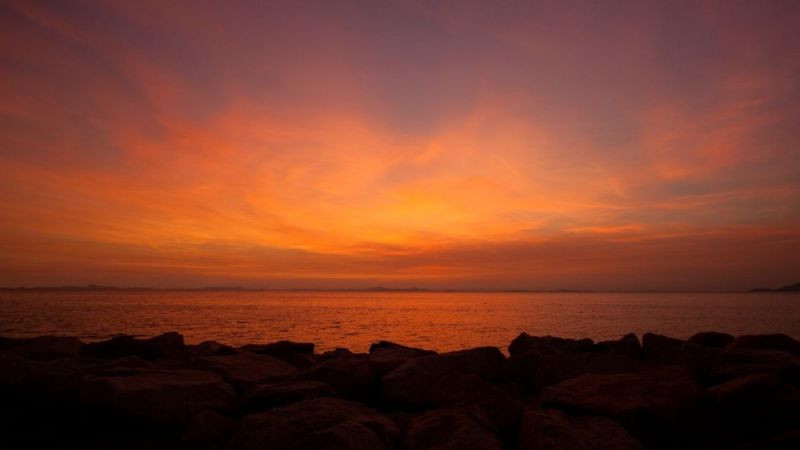 Hình ảnh cô đơn bãi biển vắng người lúc hoàng hôn