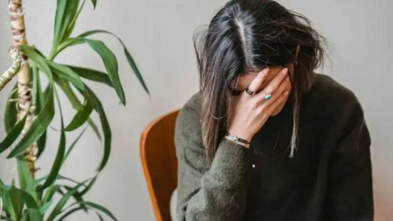 Hình ảnh cô đơn bóng lưng một cô gái đi trên con đường vắng