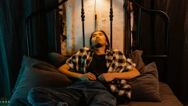 Hình ảnh cô đơn bóng lưng một người ngồi một mình trên bãi biển