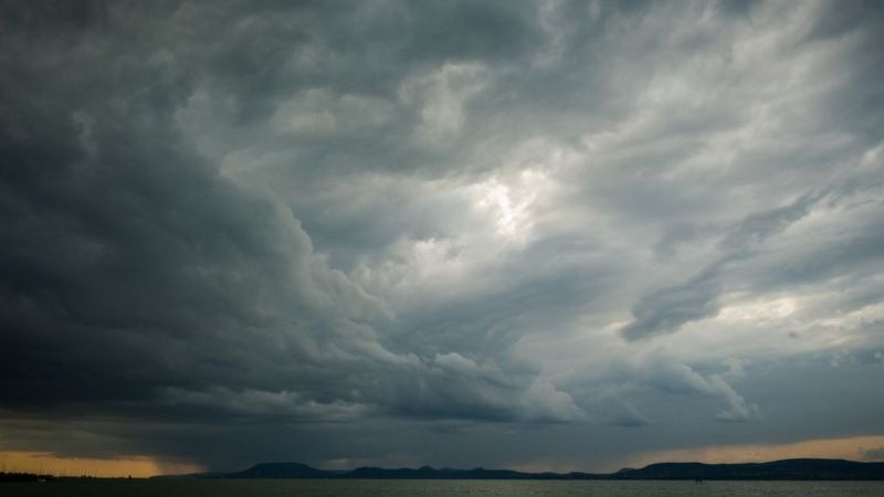 Hình ảnh cô đơn cảnh cầu vắng người đi bộ dưới ánh trăng