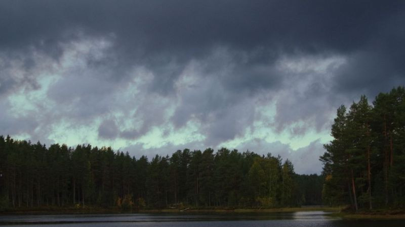 Hình ảnh cô đơn cảnh thành phố về đêm nhìn từ xa với ánh đèn mờ ảo