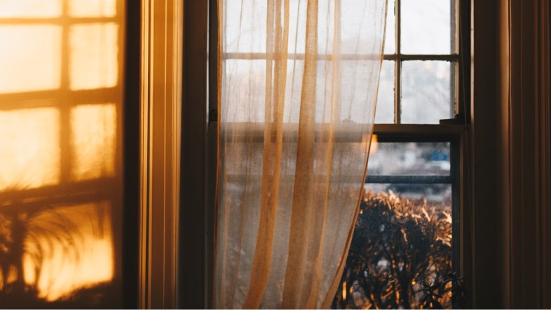 Hình ảnh cô đơn của cô gái ngồi một mình trong phòng trống