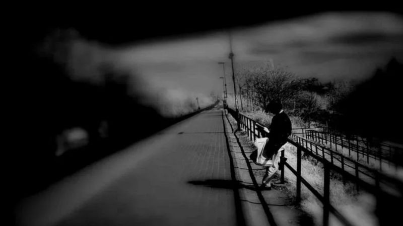 Hình ảnh cô đơn hai người ngồi cạnh nhau nhưng nhìn về hai hướng khác nhau