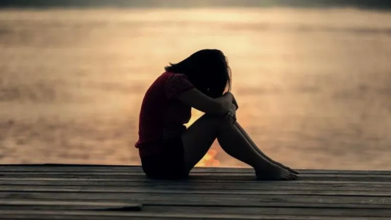 Hình ảnh cô đơn hai người ngồi xa nhau trên ghế dài