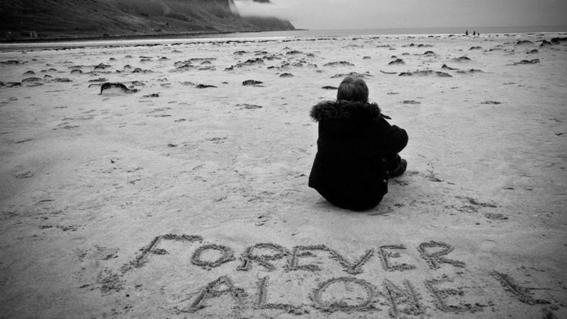 Hình ảnh cô đơn hàng cây khẳng khiu trong bức ảnh đen trắng