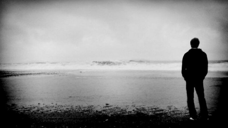 Hình ảnh cô đơn một chàng trai đi bộ một mình trong công viên